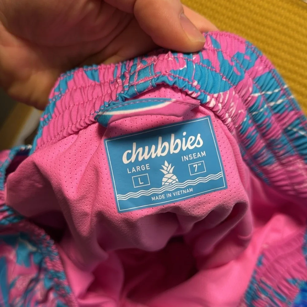 Chubbies The Hydrofoils Classic Swim Trunks in Pink/Blue Jungle 7” Inseam - Picture 5 of 5